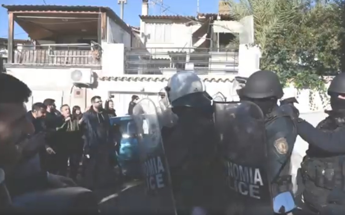 Μας πετάνε στο δρόμο. Το δέχεσαι αυτό;